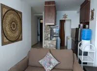 Spectacular Penthouse Ocean View Across From Beach. Free parking on Street!