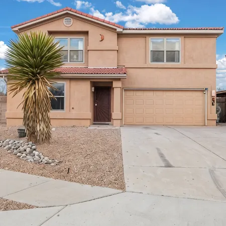 ABQ Oasis! Pool and Hot Tub OPEN ALL YEAR!, Game Room, Golf, Great for Reunions!