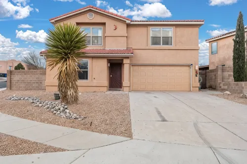 ABQ Oasis! Pool and Hot Tub OPEN ALL YEAR!, Game Room, Golf, Great for Reunions! - Private Pools