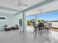 Island getaway with panoramic view, pool, spa, beach and rooftop access!
