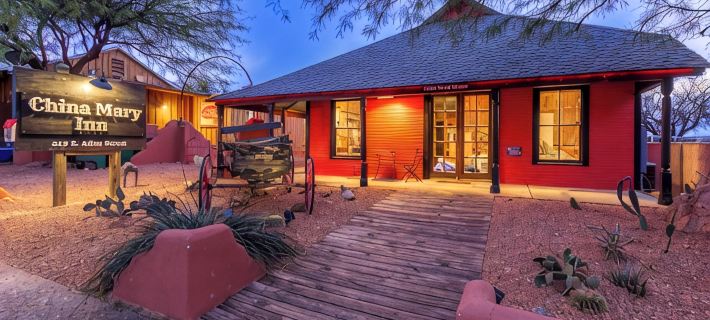 China Mary Inn:  China Mary Casita Fountain Courtyard w/games, BBQ & Live Music! Hotels in Tombstone