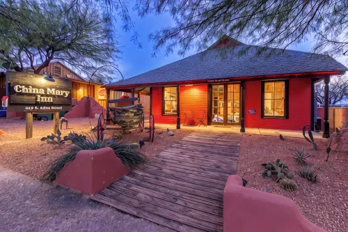 China Mary Inn:  China Mary Casita Fountain Courtyard w/games, BBQ & Live Music!