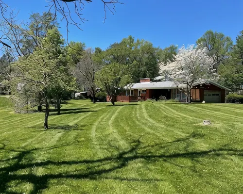 Close to town, the college and a beautiful serene surrounding ワイズのホテル