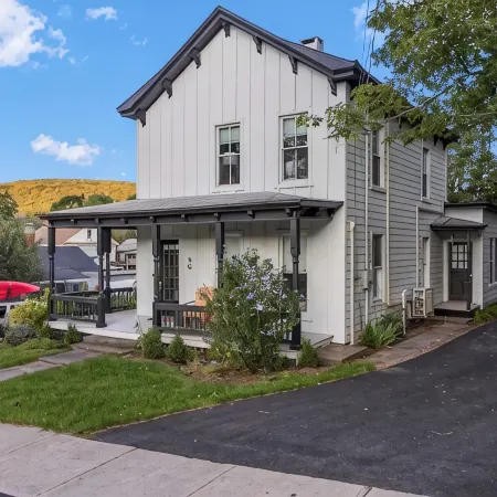The Hensonville Honeypot - Hottub, Movie Theatre & Mountain Bikes!
