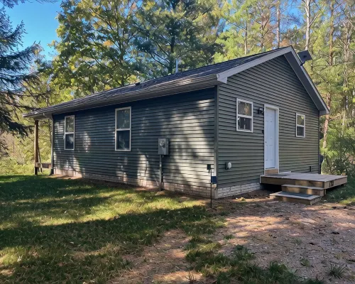 Charming 2-Bedroom Cabin on the River in Beaverton Hotels in Gladwin County
