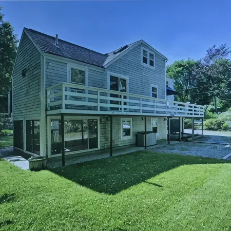 Charming classic Cape Cod home in Centerville village. 1mile to Craigville beach