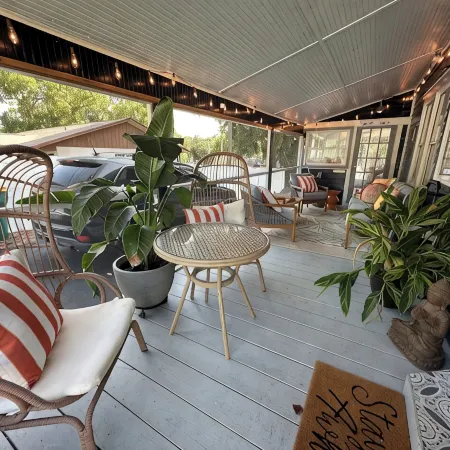 Charming 2-bedroom cottage in downtown Mount Dora with RV parking, pets welcome Отели в г. Маунт Дора
