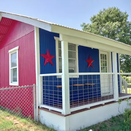 Texas Tin Star Tiny Home-Dusty Feathers Ranch. 9acres. Close to Cedar Creek Lake