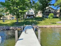 Pewaukee Lakefront Retreat: Pontoon+Jet Ski Available: Private Pier: Sleeps 8 피워키 호텔