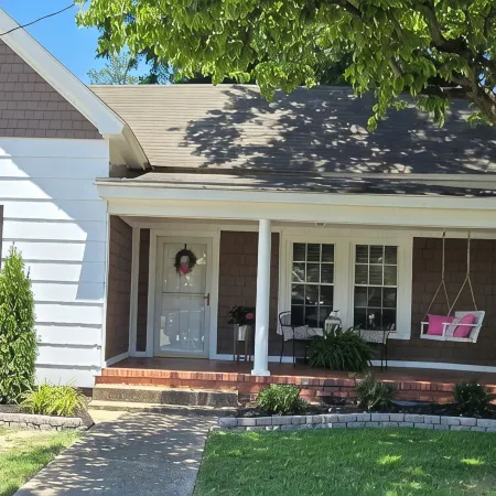Cozy Southern Home that is close to amenities