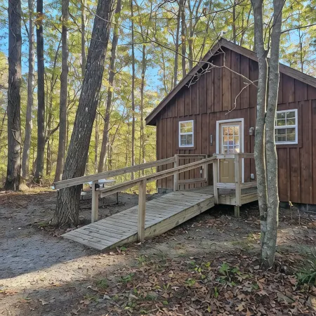 The Honey Hut next to Big South Fork NRRA with AC, wifi, and horse stalls.
