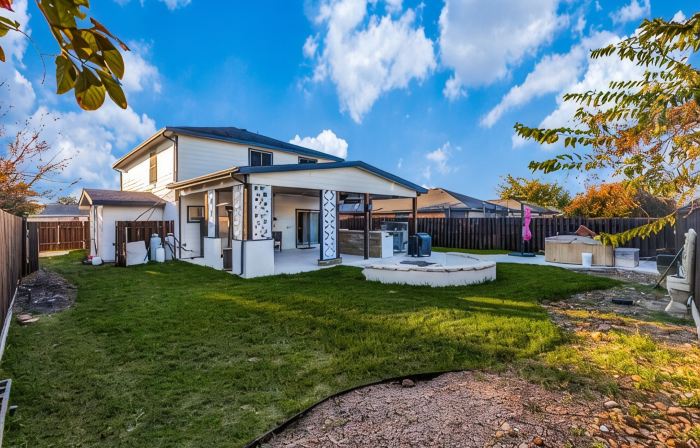 Spacious Home with Gorgeous Backyard Kitchen, Close to Top Shopping Destinations