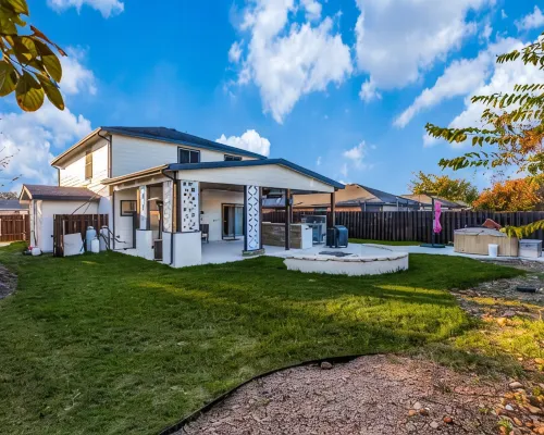 Spacious Home with Gorgeous Backyard Kitchen, Close to Top Shopping Destinations 린더 호텔