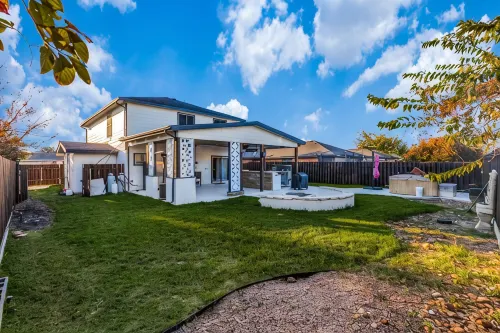 Spacious Home with Gorgeous Backyard Kitchen, Close to Top Shopping Destinations - Wifi