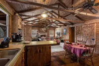 22 miles to Round Top, 3/2 w/ trailer parking, relaxing cozy cabin w/ lake, wifi - Hytter