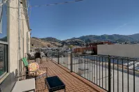 Historic comfy loft in the heart of Salida! View calendar