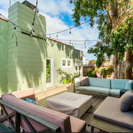 Charming Spanish Bungalow, 2 blocks from the water!