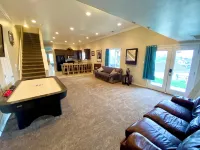 Cozy Apartment with Loft, Theater Room, & Gorgeous Mountain Views! Sleeps 8