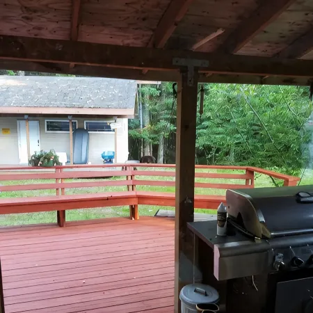 Beautiful valley retreat only 2.6 miles from the glacier and close to airport!