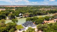 Lakefront 5Br w/ Pool, Hot Tub & Game Room. Sleeps 24. Family-Friendly - 4-Star