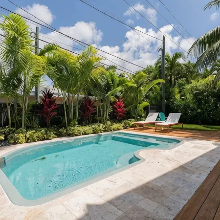 OFF THE HOOK - 3 Bedroom / 3 Bathroom W/ Pool & Parking