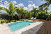 OFF THE HOOK - 3 Bedroom / 3 Bathroom W/ Pool & Parking - Private Pools