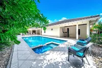 Pool! Walk to Private Beach & Historic Lighthouse! - 부티크