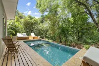 Treehouse Hideaway in Tamarindo Jungle with Pool & Open-Air Living Room - مسبح خاص