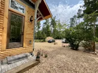 Charming & renovated airy Train Depot turned cottage steps from Lake Michigan