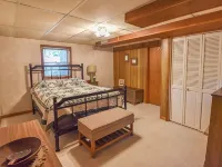 Rustic Hills Retreat...a scenic home on beautiful lake front property. Ξενοδοχεία στην πόλη Branch County