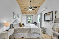Luxurious Cottage on 3-Acre's in Fred Wine Country