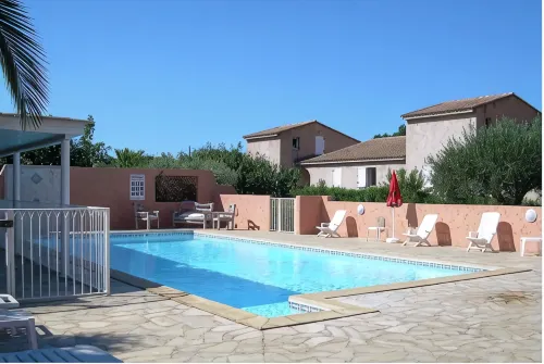 MINI VILLA 2 /4 pers. terrace, garden, private covered parking AND COMMON SWIMMING POOL - Villas