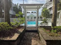 Coastal Comfort: 4-bedroom house with pool and sound access, 3 min walk to beach - Pools