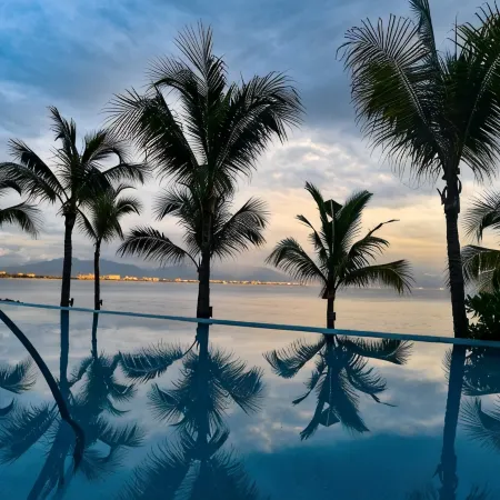 Beautiful Beach front Condo with pool and Espectacular ocean views