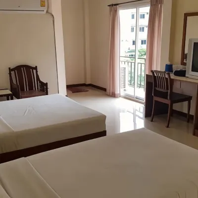 Sawasdipong Hotel Отели рядом с достопримечательностью «Автовокзал Sukhothai»