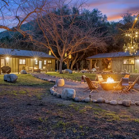 Three Oaks & Casita Kaweah, the Perfect Layout for Entertaining Your Group!