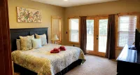Riverfront Property! Hot Tub! Bring the Dogs!!