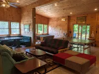 Snowshoe Hare Cabin at the Adirondack Lodge - 5 mins to Lake George Village