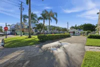 King Bedrooms, Two Blocks to Gulf, Shopping, and Dining in Old Naples - Apartments