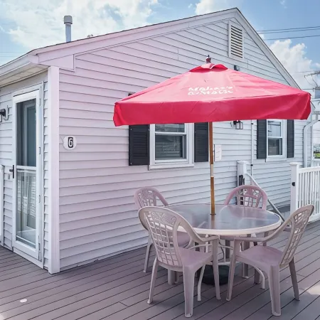 Beach Bum Hideaway - Cozy studio condo with full kitchen. 400 ft to the beach!