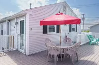 Beach Bum Hideaway - Cozy studio condo with full kitchen. 400 ft to the beach! - Bungalows