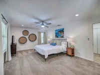Luxury Lakefront Oasis with Boat Dock-Firepit Hotels in McQueeney