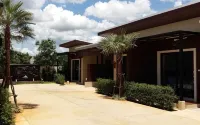 Phumipat Resort Thungsong - موقف سيارات