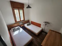 Air-Conditioned Spacious Apartment with Covered Car Parking 100m from the Beach - Lejligheder