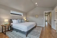 Modern Luxury Base Camp with 3 King Beds 1 Mile to Downtown Bend, 5-Star Reviews - บังกะโล