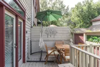 ★Private terrace & parking ★ at this Historic 1800's Townhome in ❤︎ of City - Jacuzzi