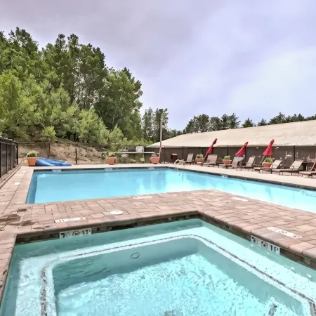 Slope-side Luxury Penthouse-Level Ski-In/Out Cranmore Mtn Condo!!
