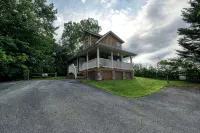 Dog Friendly! Less Than a Mile from Dollywood and a Min Drive to the Parkway