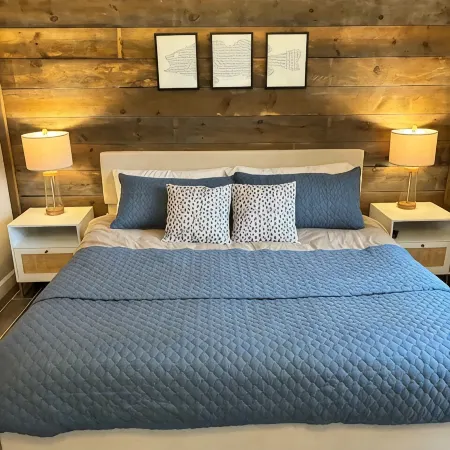 Lakefront Luxury Cabin- Dock, Hot Tub, Firepit, Kayaks, Game Room, Bunk Room