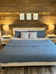 Lakefront Luxury Cabin- Dock, Hot Tub, Firepit, Kayaks, Game Room, Bunk Room